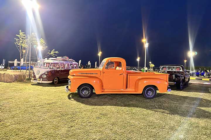 مهرجان الشارقة للسيارات القديمة... تجمع عشاق السيارات الكلاسيكية من داخل الإمارات وخارجها