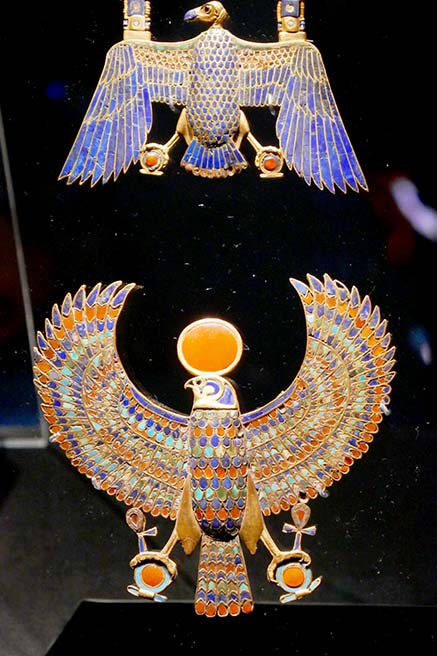 مقبرة الفرعون الذهبي توت عنخ آمون.. نفائس المجوهرات في مصر القديمة