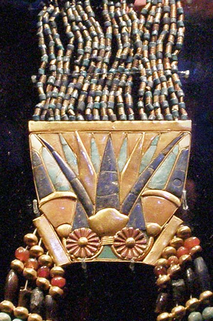 مقبرة الفرعون الذهبي توت عنخ آمون.. نفائس المجوهرات في مصر القديمة