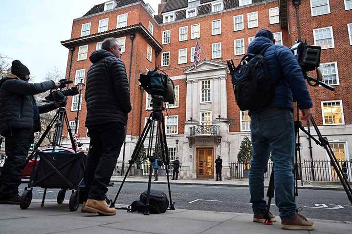إعلاميون يتجمعون أمام مدخل «لندن كلينيك»