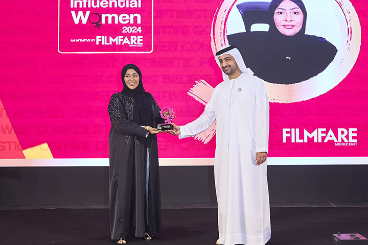 تتسلم جائزة المرأة الأكثر إلهاما وتأثيرا لعام 2024 من الشيخ جمعة بن مكتوم آل مكتوم