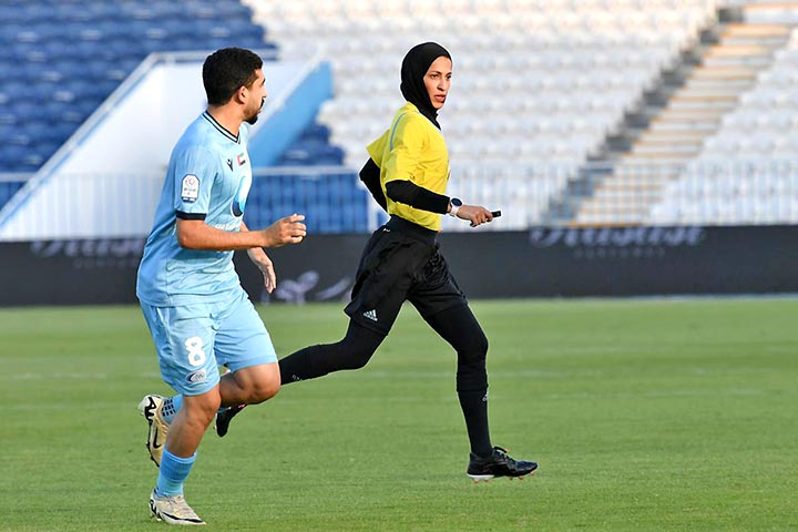 الإماراتية روضة المنصوري: أول حكم تقود مباراة في الدوري الإماراتي