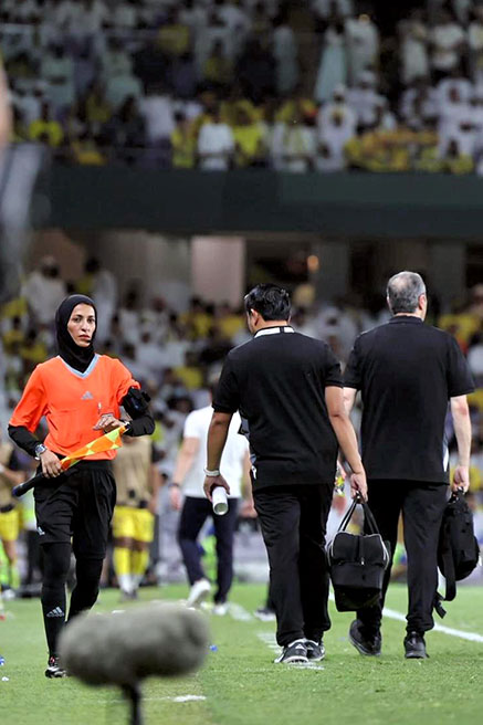 الإماراتية روضة المنصوري: أول حكم تقود مباراة في الدوري الإماراتي