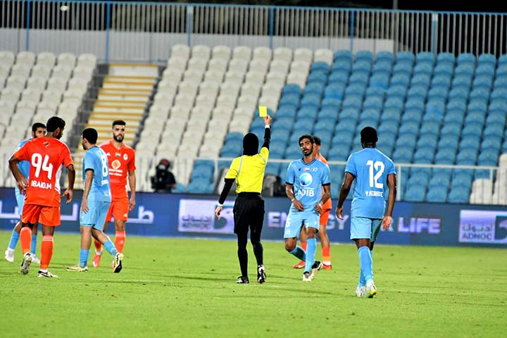 الإماراتية روضة المنصوري: أول حكم تقود مباراة في الدوري الإماراتي