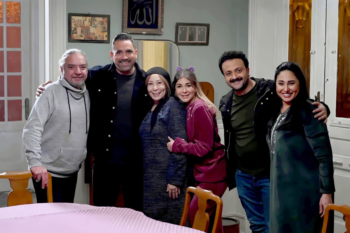 مع أمير كرار ة وبقية فريق  العمل في بي ت الرفاعي