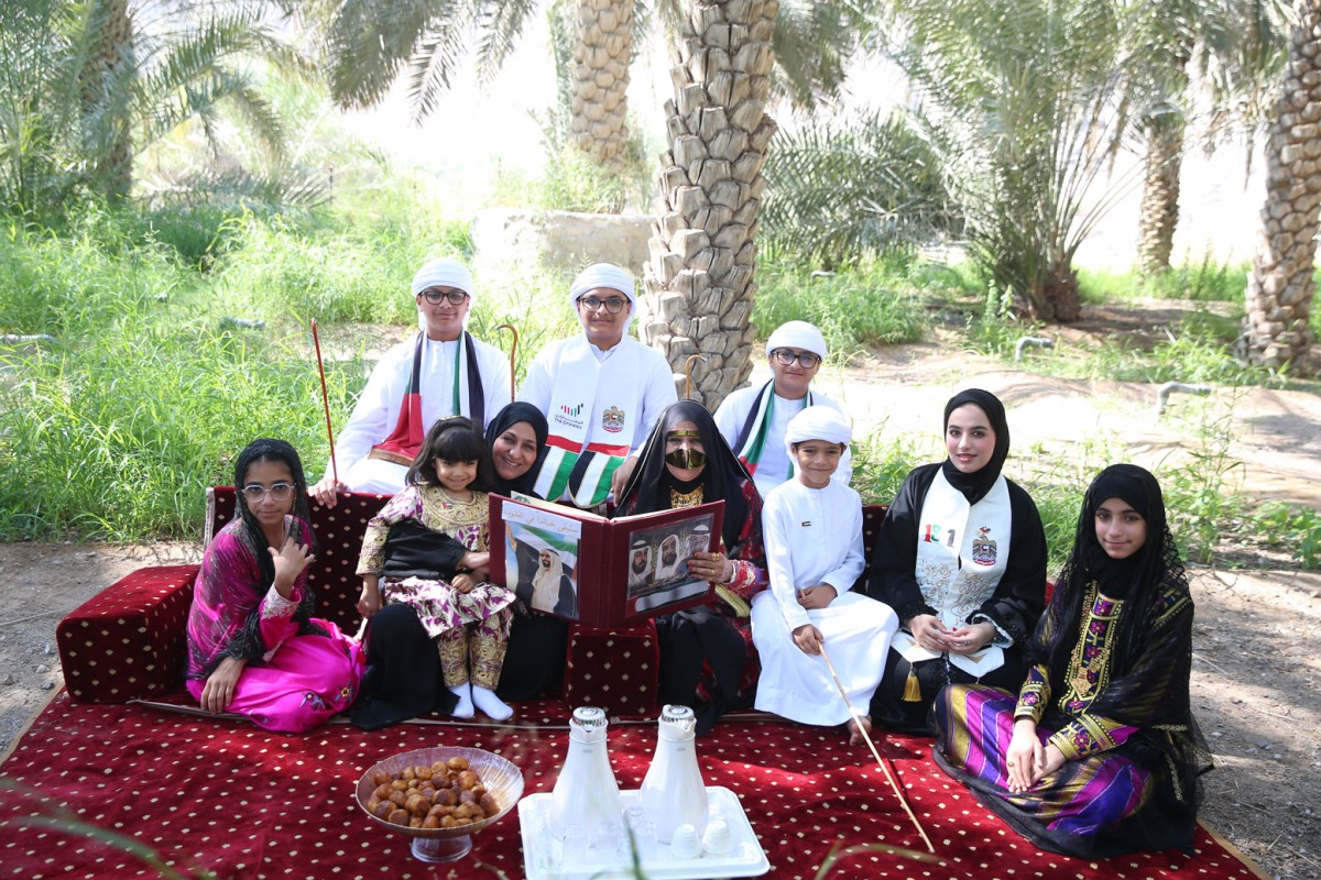 الجدّة مريم المزروعي مع ابنتها والأحفاد