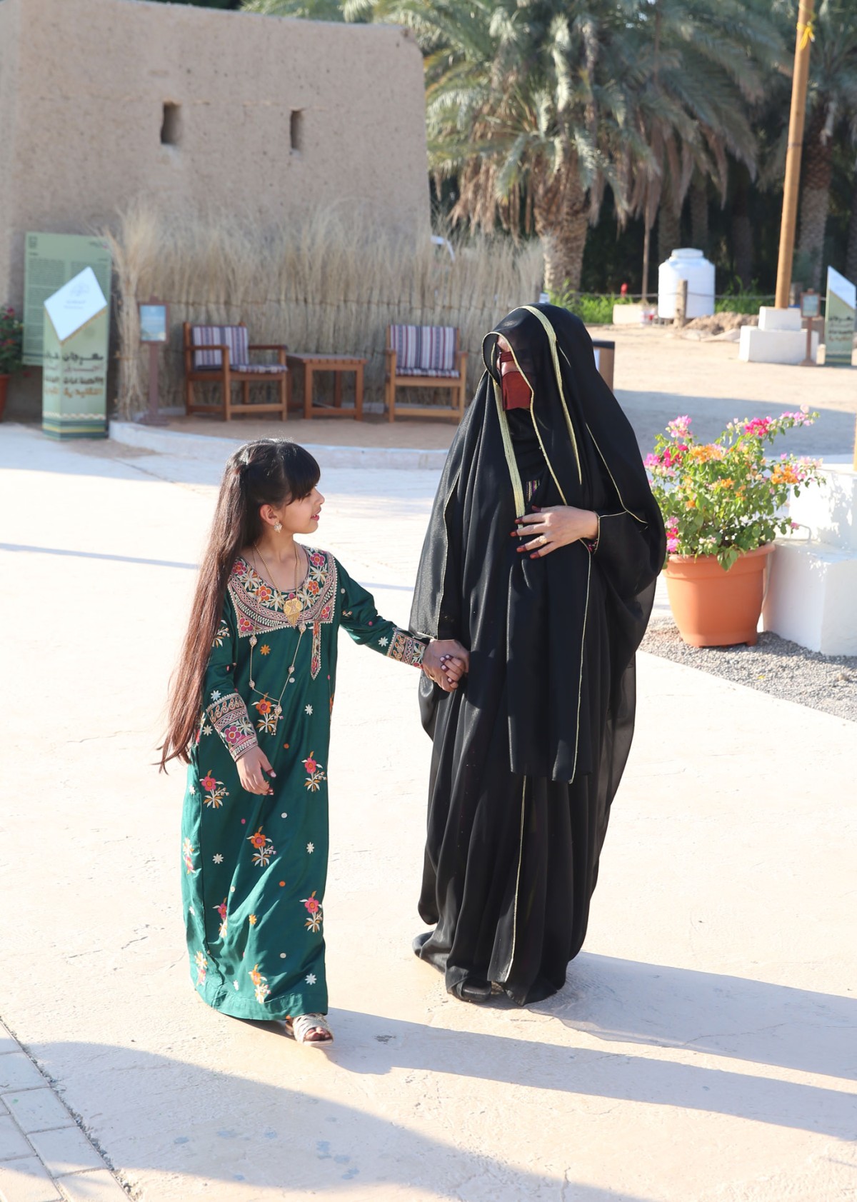 الجدّة حمدة الحميري مع حفيدتها حصة