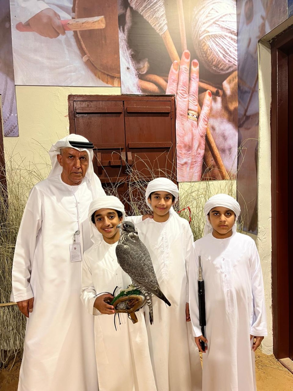 الصقّار ابراهيم الحمادي يعلّم أحفاده الصيد بالصقور.