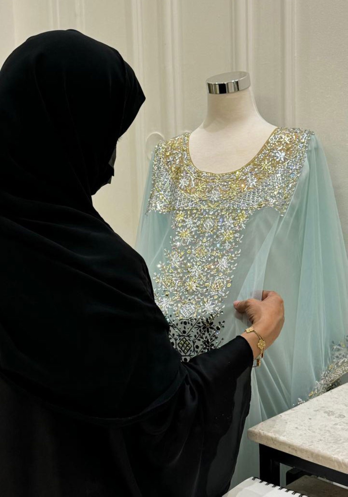 وديمة العامري تحاكي التراث بأزيائها
