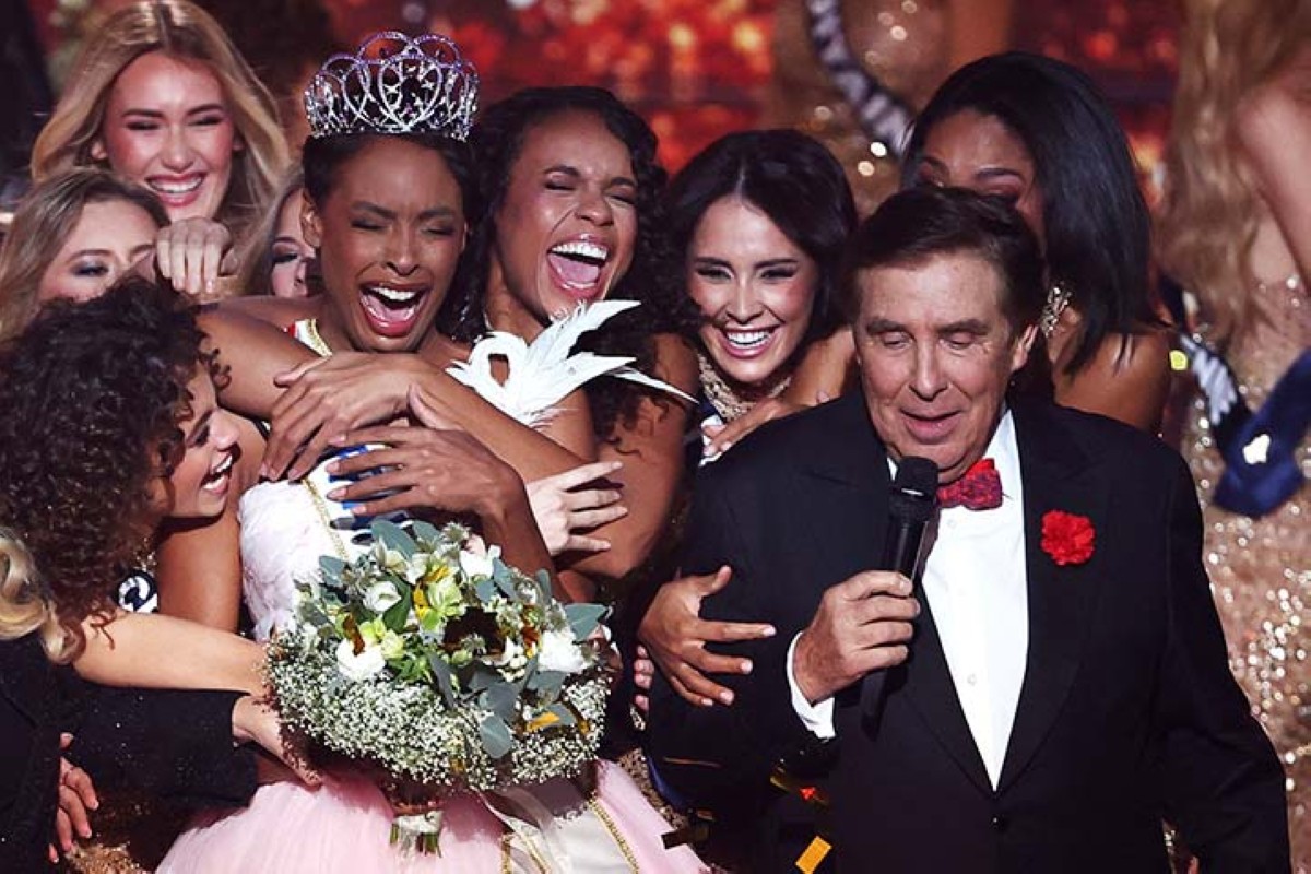 لحظة إعلان الفوز