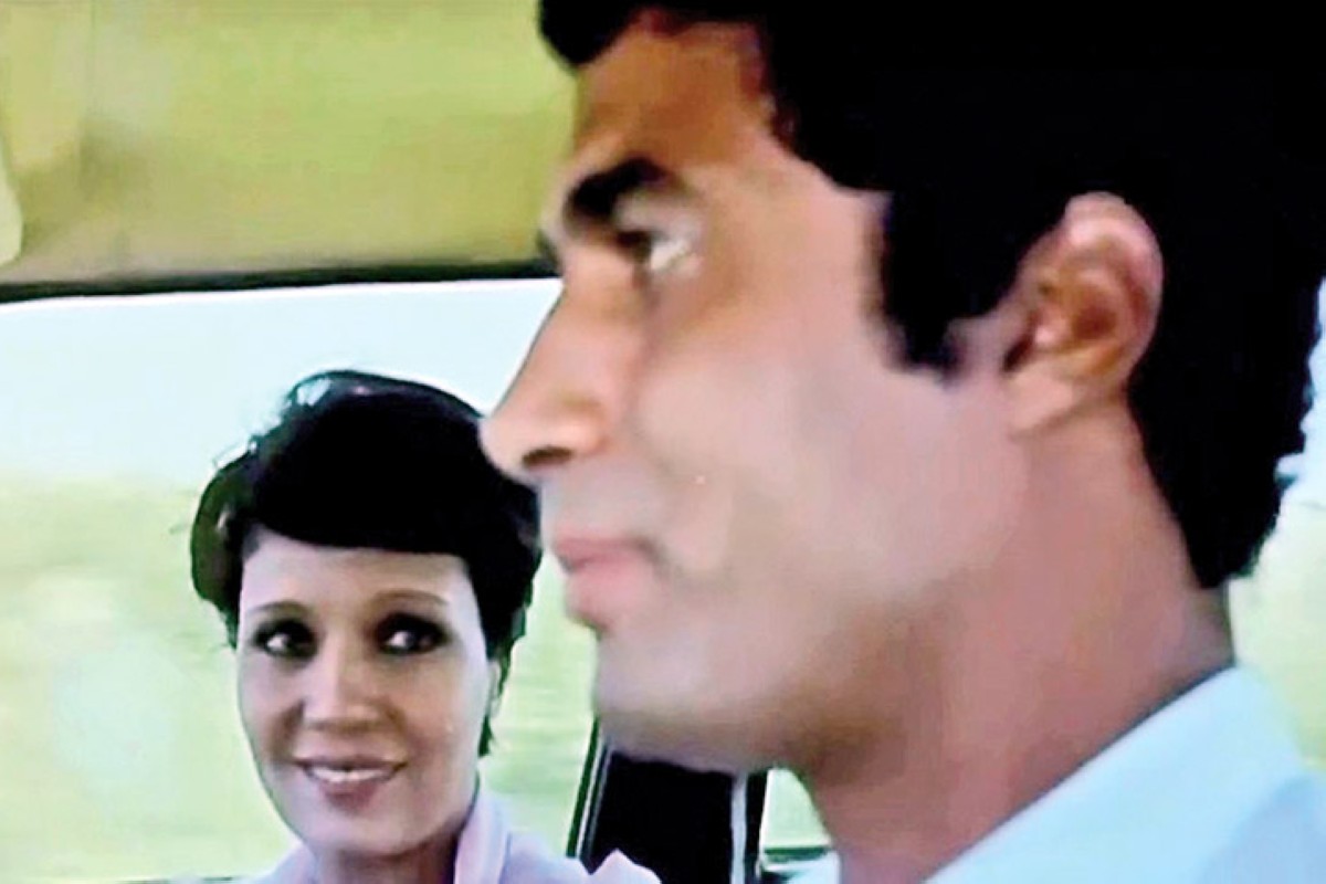 طائر على الطريق