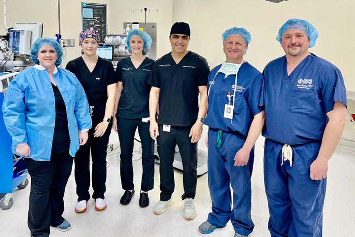 برفقة فريق العمل في المستشفى