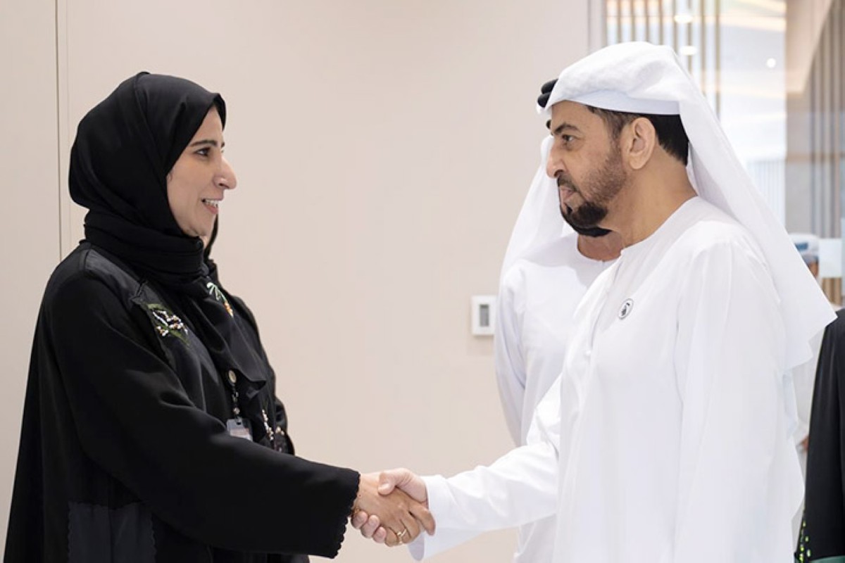 د. فاطمة الحمادي تصافح الشيخ حمدان بن زايد أثناء افتتاح مركز مدينة زايد