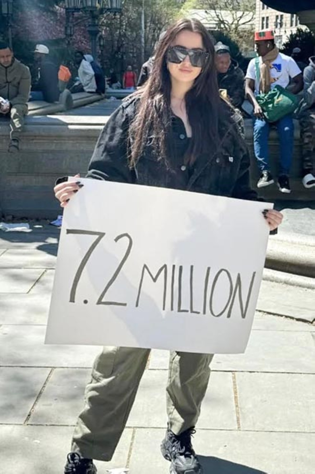 تتظاهر ضد المهاجرين