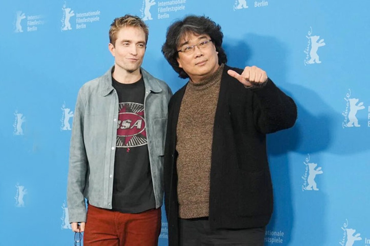 المخرج بونغ جون هو  مع الممثل روبرت باتينسون