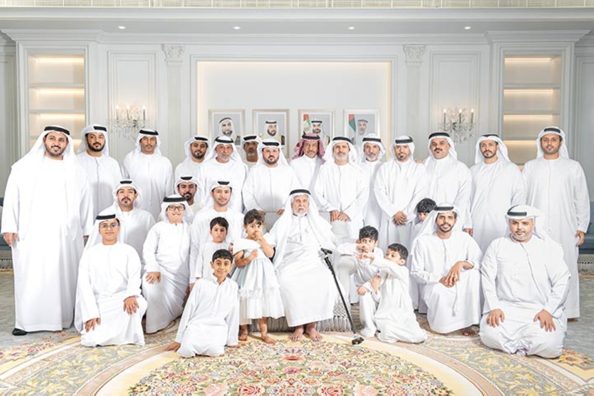 الجد السيد أبو بكر الحامد الهاشمي يتوسط أبناءه وأحفاده