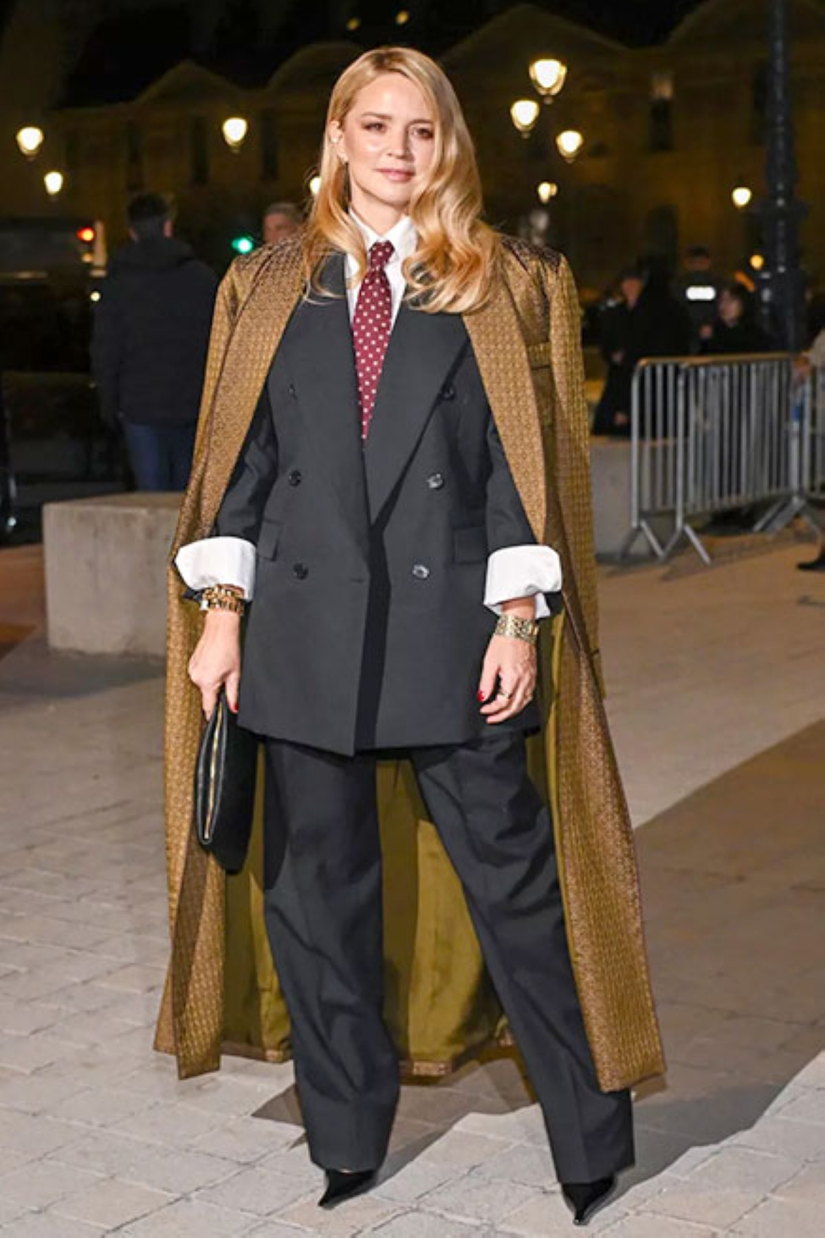 رببطة عنق تحت فستان السهرة