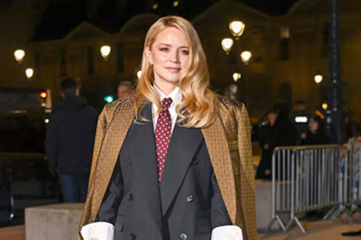 رببطة عنق تحت فستان السهرة