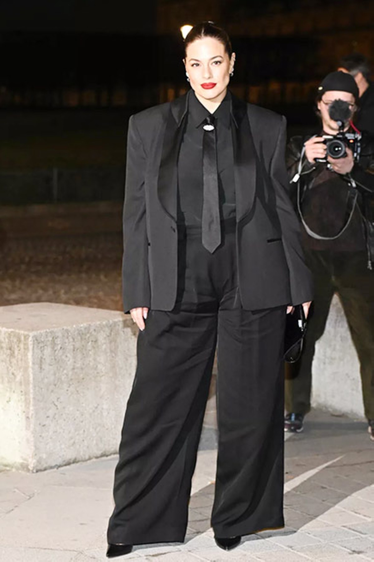 رببطة عنق تحت فستان السهرة