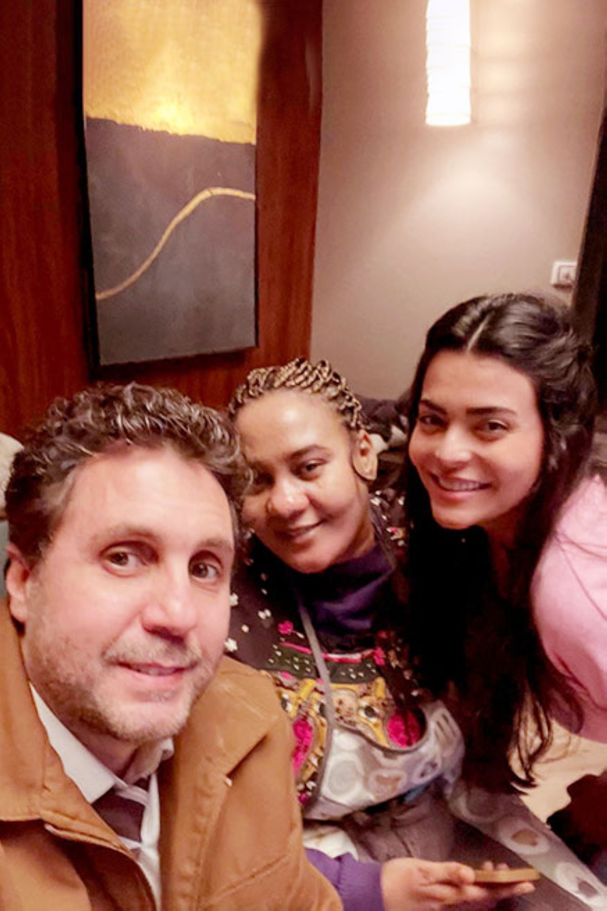 إسلام مبارك تتوسط أسماء جلال وهشام ماجد اثناء تصوير المسلسل