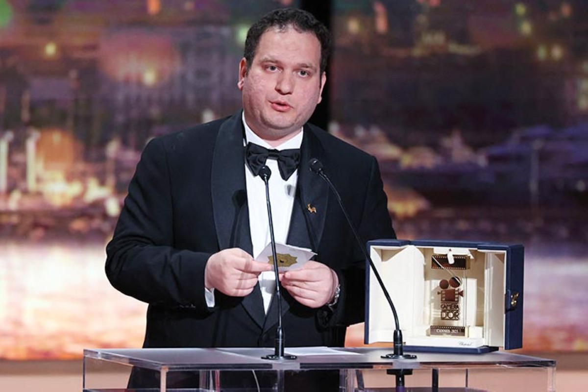 المخرج العراقي حسن هادي متحدثا بعد فوزه بجائزة الكاميرا الذهبية عن فيلمه 