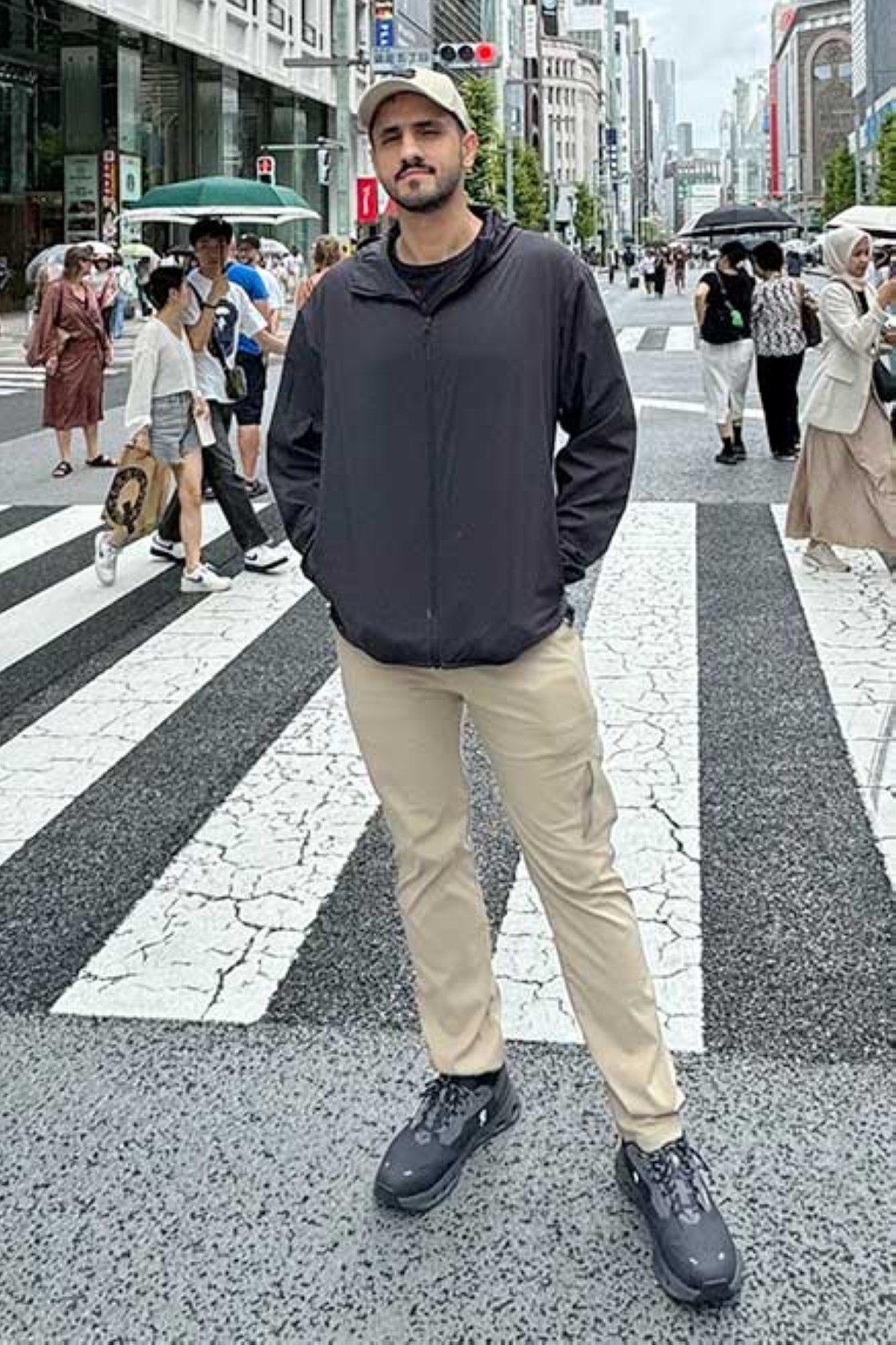 وقع في عشق العديد من المدن التي حلق في سمائها