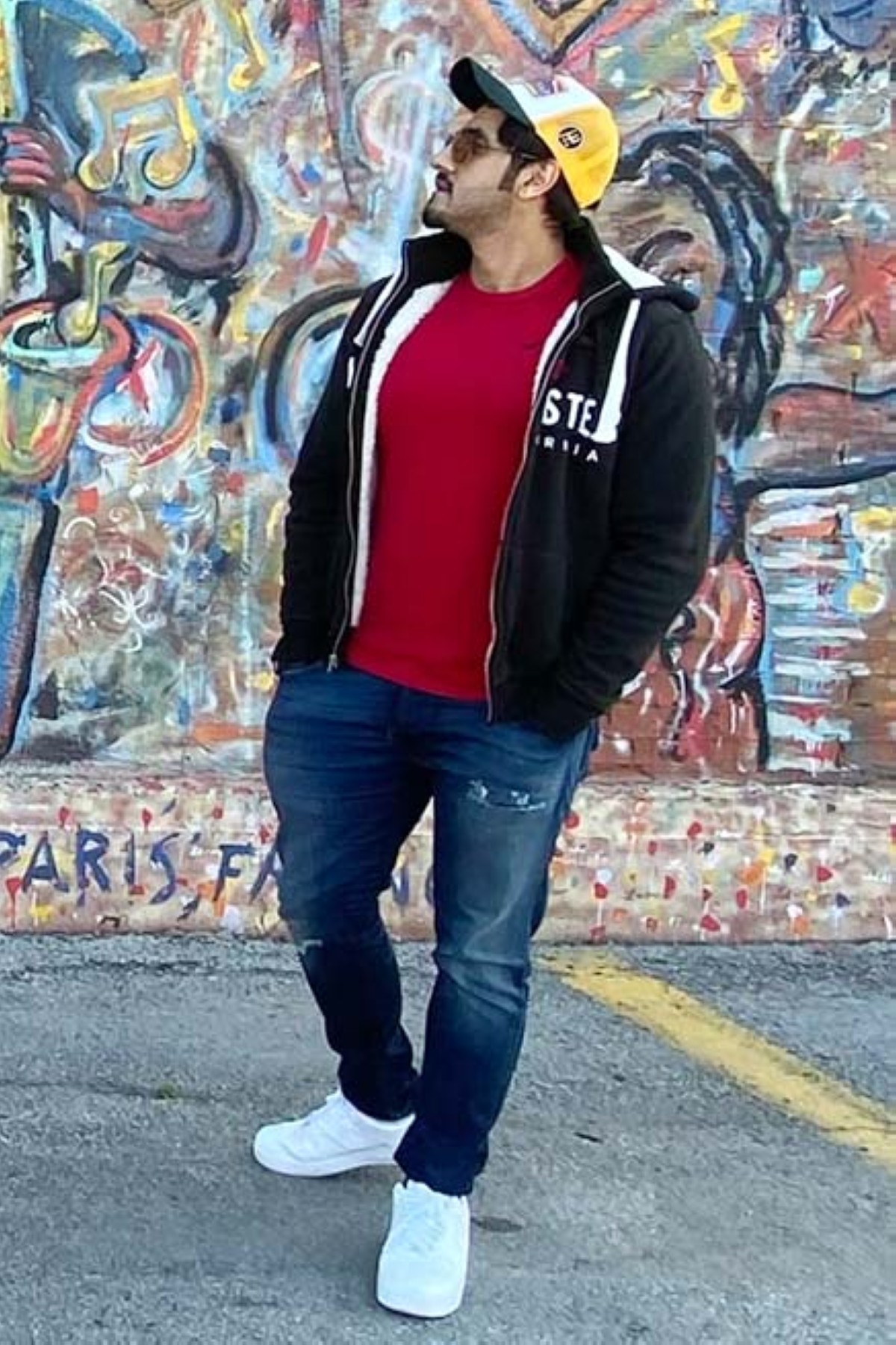 جمع بين شغف الطيران وحب السياحة والسفر