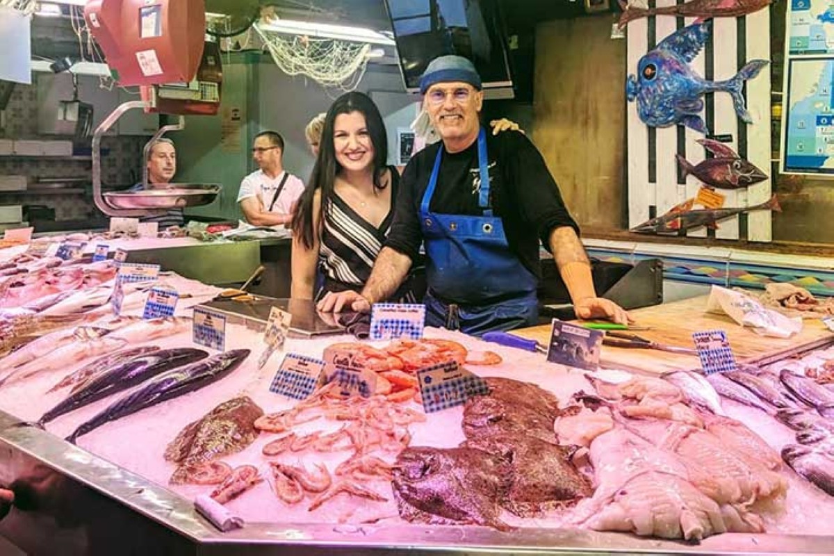 مع عمها في سوق السمك ببلدتها