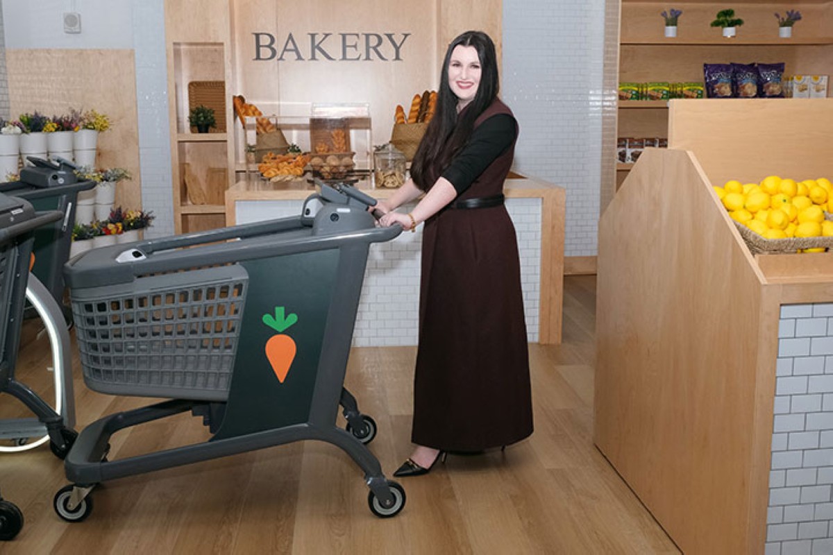 مع عربة التسوق التي اخترعتها