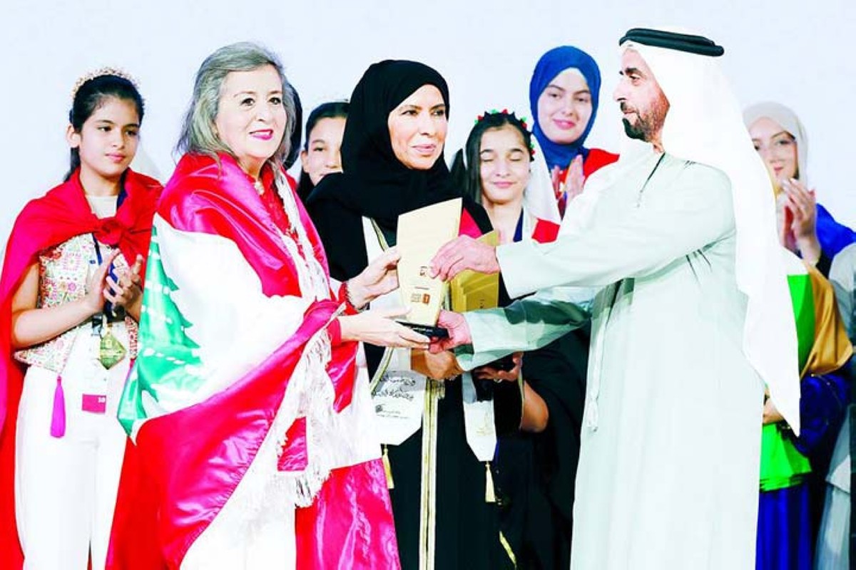 سيف بن زايد يكرم مدرسة  