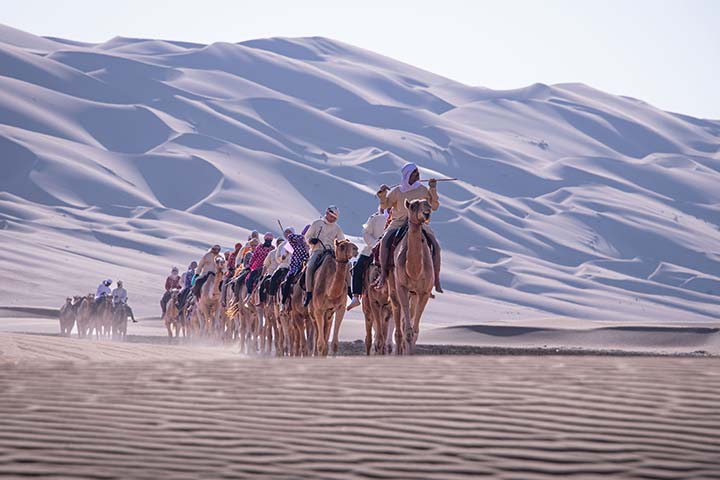 بعد 12 يوماً في الصحراء الغربية.. رحلة الهجن تحط رحالها أخيراً في القرية التراثية بالقرية العالمية