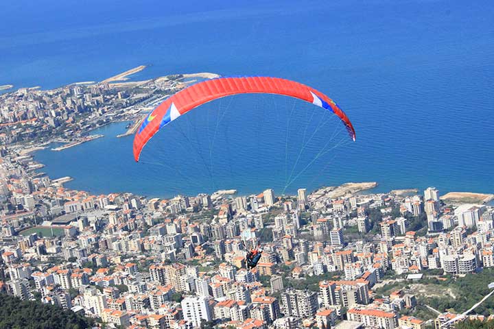 هل جربت رياضة الطيران الشراعي فوق جبال لبنان؟ إليك التفاصيل