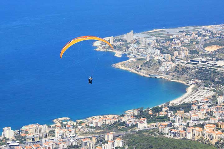 هل جربت رياضة الطيران الشراعي فوق جبال لبنان؟ إليك التفاصيل