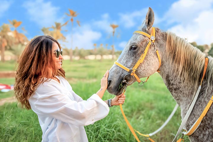 د. أمل آل علي: تعلمت من الخيل الصبر والشجاعة والقيادة