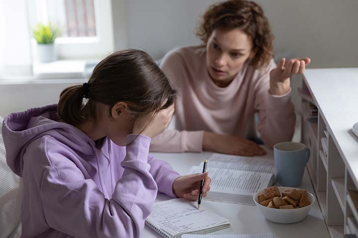 4 أخطاء تربوية تسبب فجوة بين الآباء والأبناء