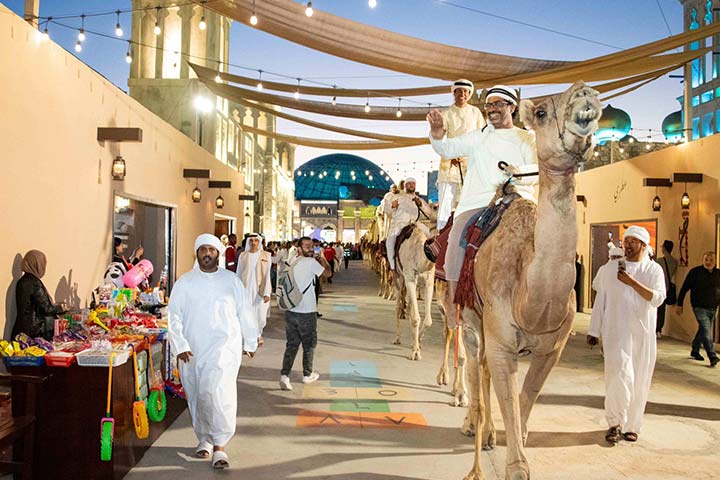 بعد 12 يوماً في الصحراء الغربية.. رحلة الهجن تحط رحالها أخيراً في القرية التراثية بالقرية العالمية