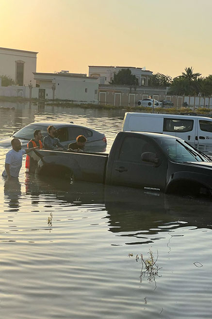 أبطال في السباحة يوظفون مهاراتهم لإنقاذ الناس والسيارات العالقة بمياه الأمطار