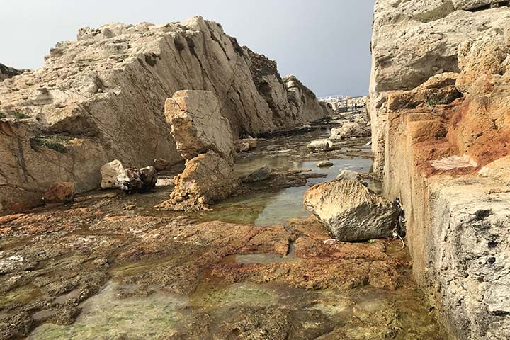 خندق يفصل شبه جزيرة أنفة عن البر