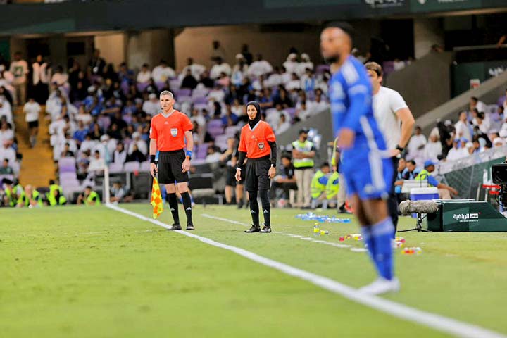 الإماراتية روضة المنصوري: أول حكم تقود مباراة في الدوري الإماراتي