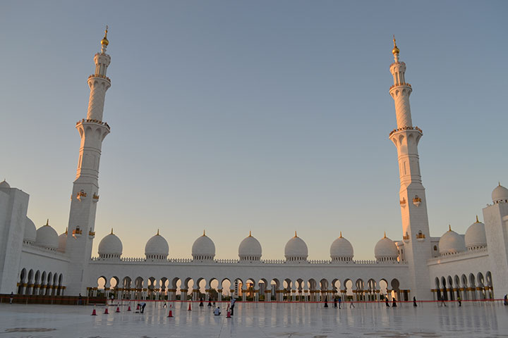 للجامع أكثر من 80 قبة - جامع الشيخ زايد - مجلة كل الأسرة