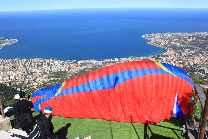 هل جربت رياضة الطيران الشراعي فوق جبال لبنان؟ إليك التفاصيل