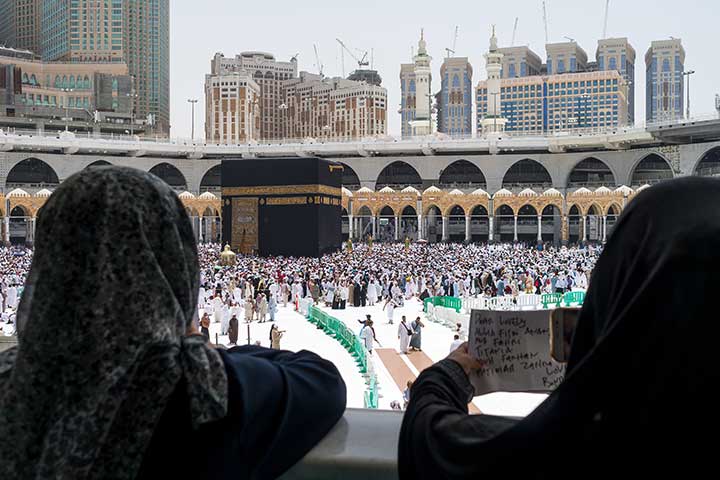 قرار عمرة المرأة من دون محرم يثير الجدل.. وعلماء الدين يعلقون