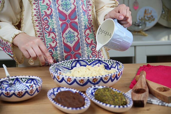 الشيف سارة الصغيّر: حلويات عيد الفطر المبارك تحمل أطياف الفرح.. ومعمول جدتي كان رفيق طفولتي