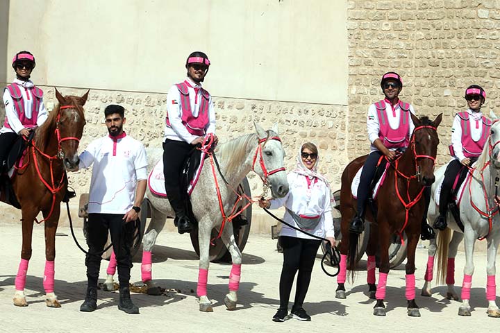 فرسان القافلة الوردية.. رسالة أمل ودعم لمرضى السرطان