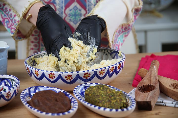 الشيف سارة الصغيّر: حلويات عيد الفطر المبارك تحمل أطياف الفرح.. ومعمول جدتي كان رفيق طفولتي