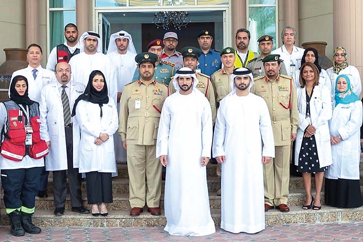 أثناء زيارة سمو الشيخ حمدان بن محمد لفريق عمل الجهات المعنية بمواجهة كورونا