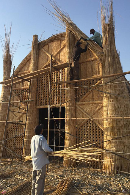 عراقية تبني مضيفاً سومرياً في صحراء دبي