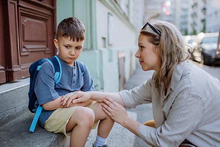 كيف تتعامل مع طفلك القلق من العودة للمدرسة؟