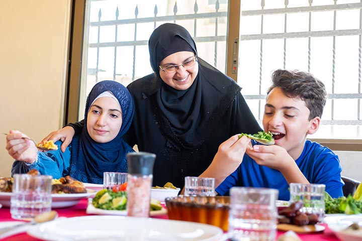 صيام الصغار بدون إكراه.. متى يصوم طفلك؟ وكيف تعوّدينه على الصيام؟