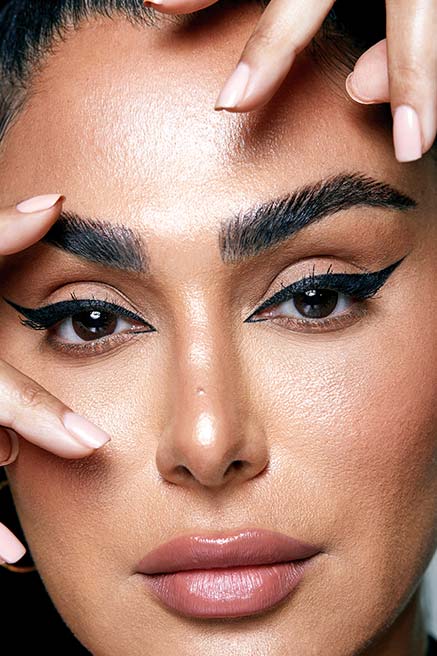 طريقة تطبيق مكياج «كات - اي المجنح» من «Huda Kattan»